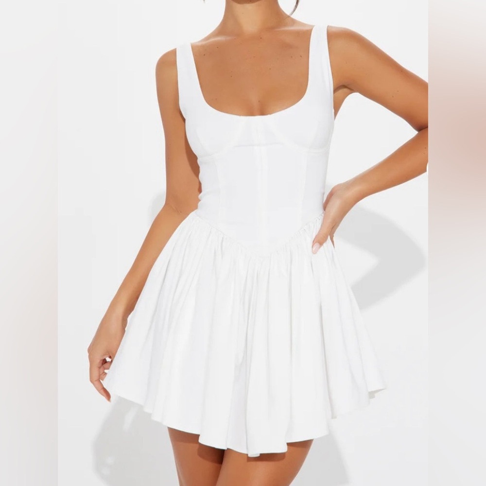 Elegant White Sleeveless Dress